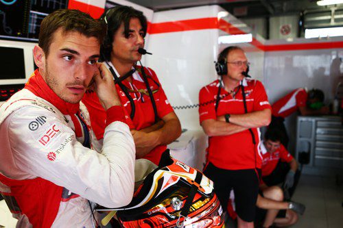 Jules Bianchi espera a que la pista se seque en los Libres 2