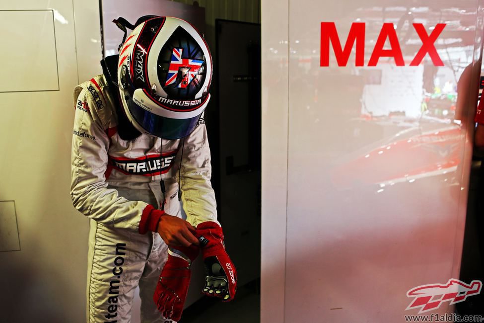 Max Chilton se prepara para salir a la pista