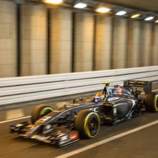 Esteban Gutiérrez pasa por el interior del túnel en Mónaco