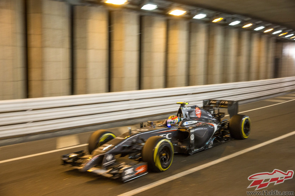 Esteban Gutiérrez pasa por el interior del túnel en Mónaco