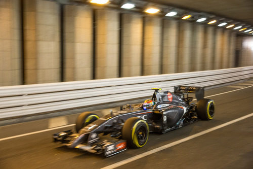 Esteban Gutiérrez pasa por el interior del túnel en Mónaco