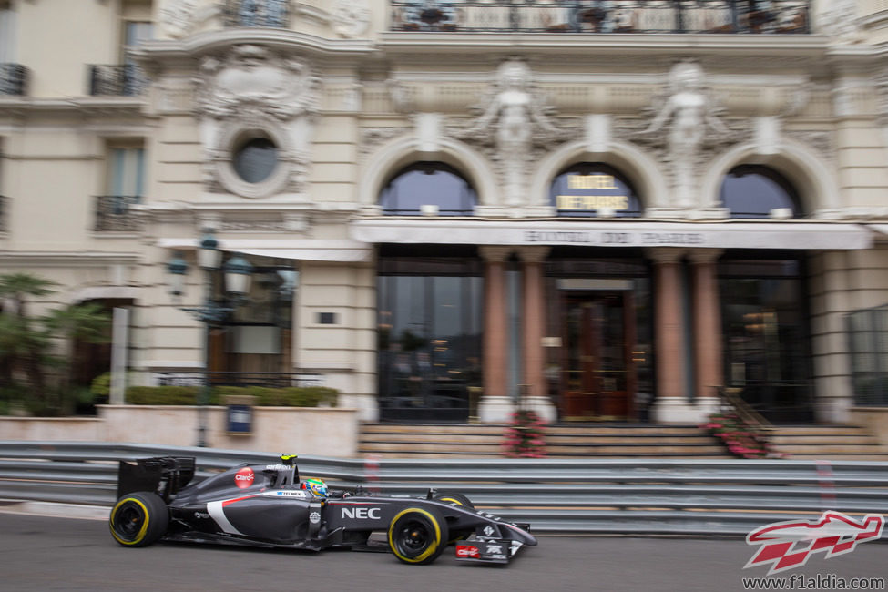 Esteban Gutiérrez pasa por la zona del Casino