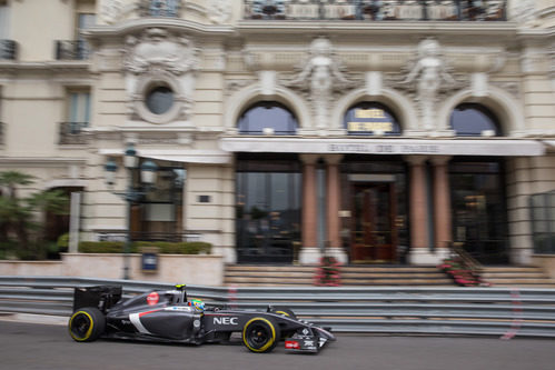 Esteban Gutiérrez pasa por la zona del Casino