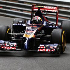 Daniil Kvyat pisa un bache con el Toro Rosso