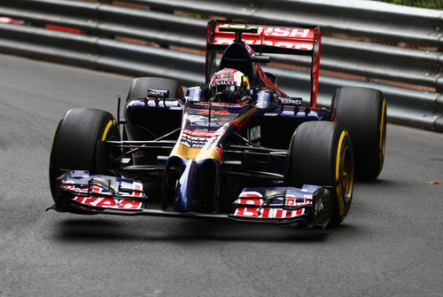 Daniil Kvyat pisa un bache con el Toro Rosso
