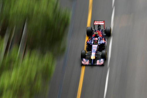 Daniil Kvyat avanza rápido en Mónaco