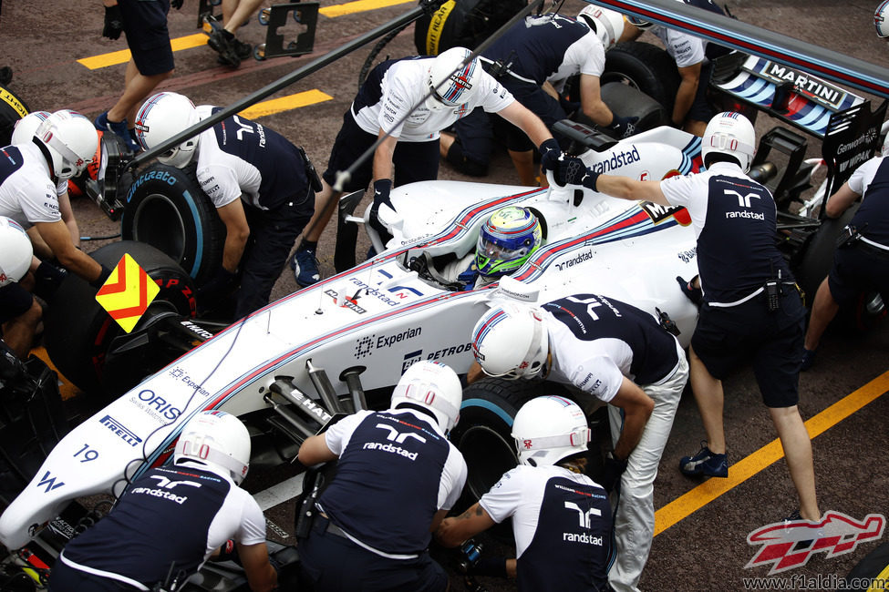 Felipe Massa para en boxes