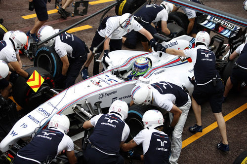 Felipe Massa para en boxes