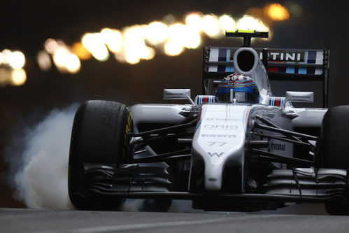 Valtteri Bottas prueba el asfalto mojado