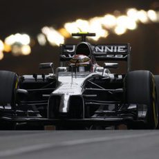 Kevin Magnussen sale del túnel y se dirige a la chicane