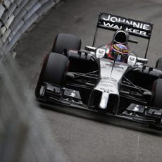 Jenson Button pasa cerca de las barreras