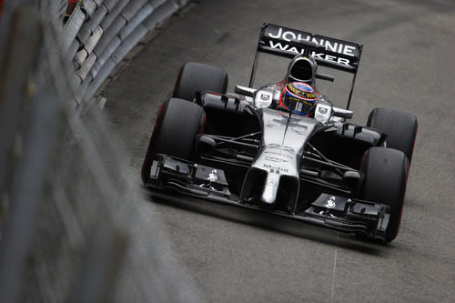 Jenson Button pasa cerca de las barreras
