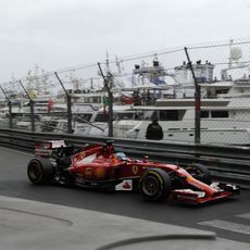 Fernando Alonso rueda en los Libres 1 en Mónaco