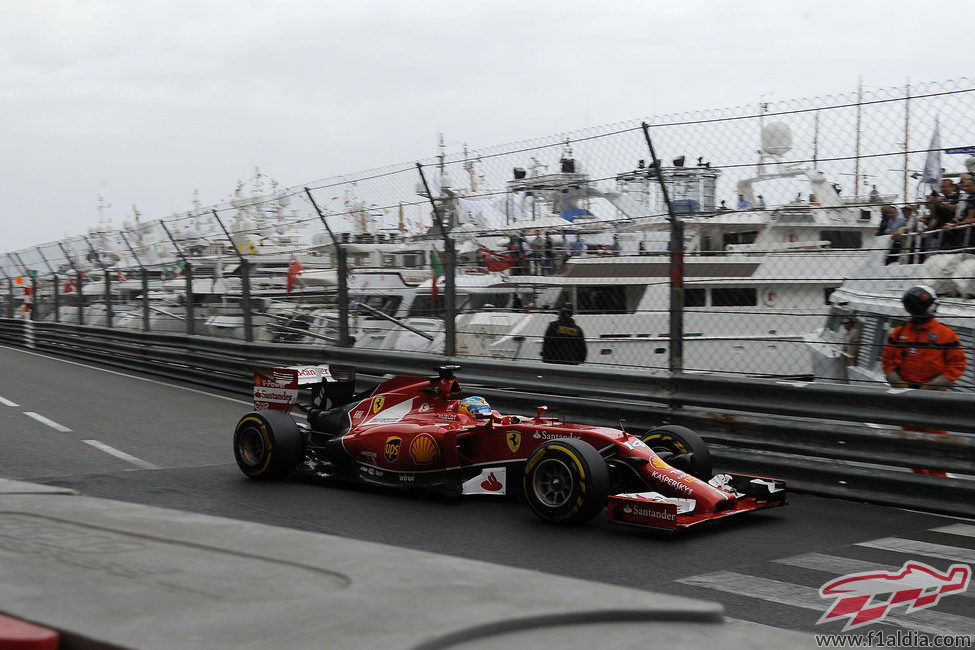 Fernando Alonso rueda en los Libres 1 en Mónaco