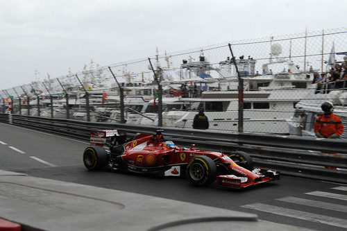 Fernando Alonso rueda en los Libres 1 en Mónaco