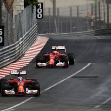 Kimi Räikkönen y Fernando Alonso ruedan juntos en Mónaco
