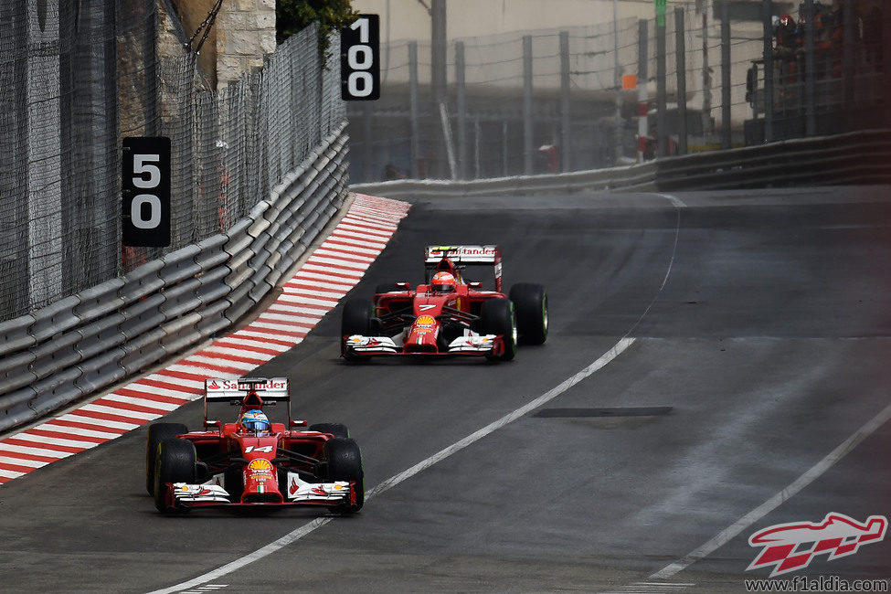 Kimi Räikkönen y Fernando Alonso ruedan juntos en Mónaco