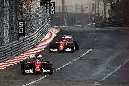 Kimi Räikkönen y Fernando Alonso ruedan juntos en Mónaco