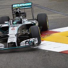 Nico Rosberg pasa por encima de los pianos en Mónaco