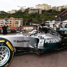 Lewis Hamilton sale de boxes en Monte Carlo