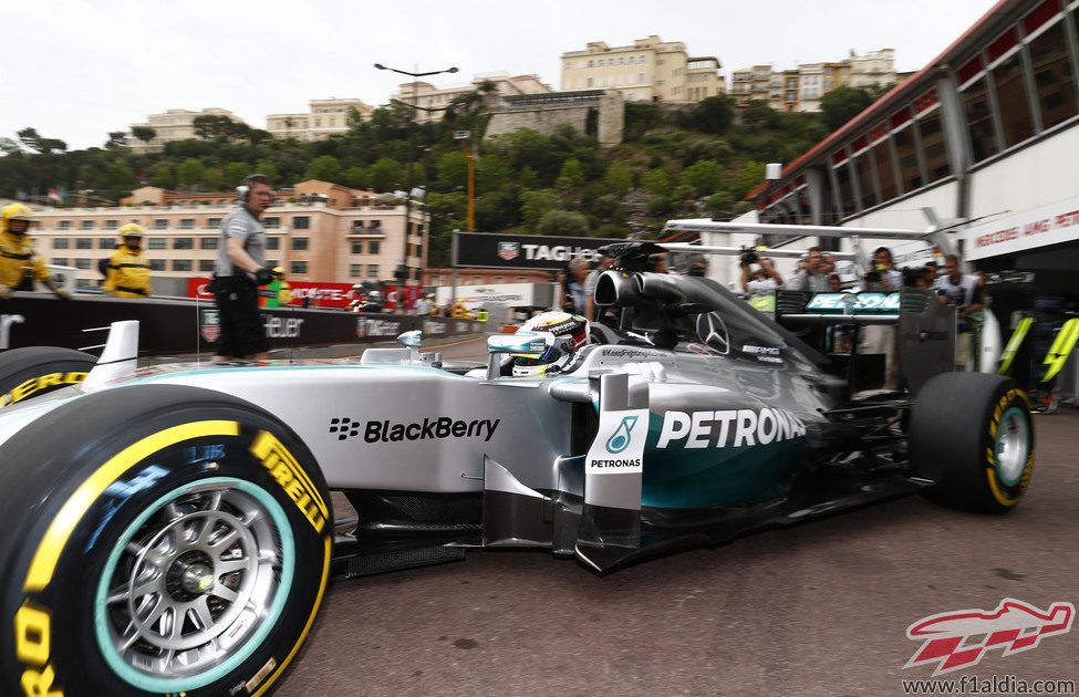 Lewis Hamilton sale de boxes en Monte Carlo