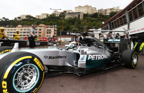 Lewis Hamilton sale de boxes en Monte Carlo