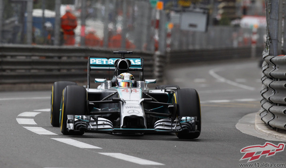 Lewis Hamilton fue rápido en las calles del Principado