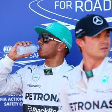 Caras serias de Lewis Hamilton y Nico Rosberg