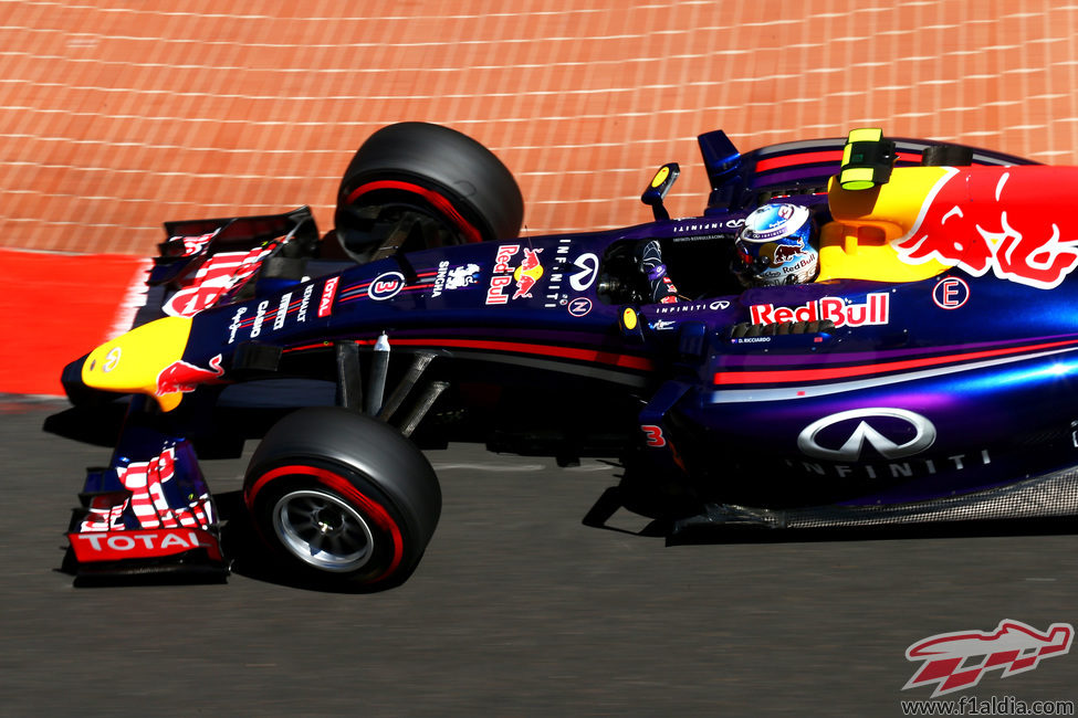 Daniel Ricciardo bate a su compañero en clasificación