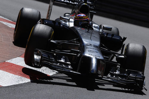 Jenson Button salta por los pianos de Mónaco
