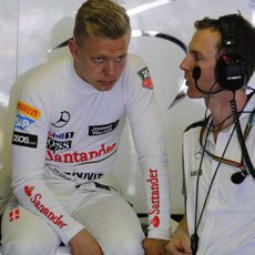 Kevin Magnussen habla con su ingeniero en boxes