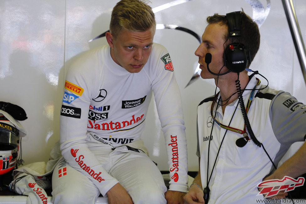 Kevin Magnussen habla con su ingeniero en boxes