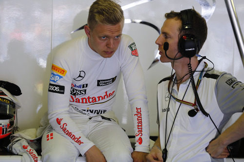 Kevin Magnussen habla con su ingeniero en boxes