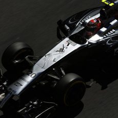 Kevin Magnussen pilota el MP4-29 por las calles de Mónaco