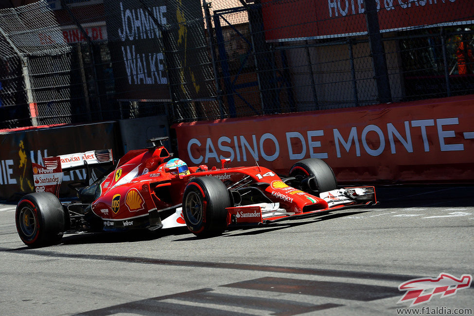 Fernando Alonso vuela con el superblando en la Q3