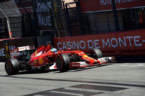 Fernando Alonso vuela con el superblando en la Q3