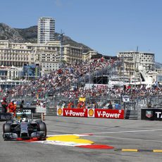 Lewis Hamilton pasa por la chicane de la piscina