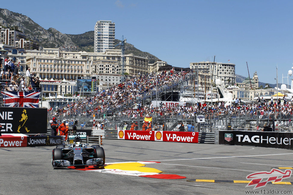 Lewis Hamilton pasa por la chicane de la piscina