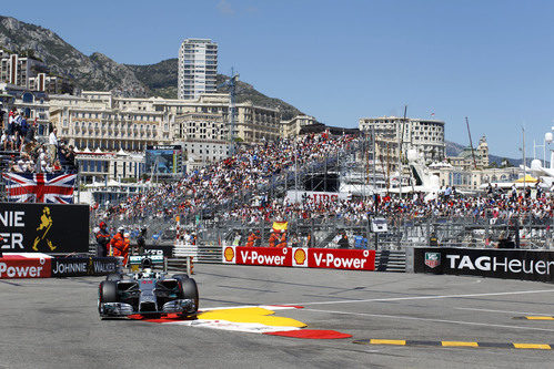 Lewis Hamilton pasa por la chicane de la piscina