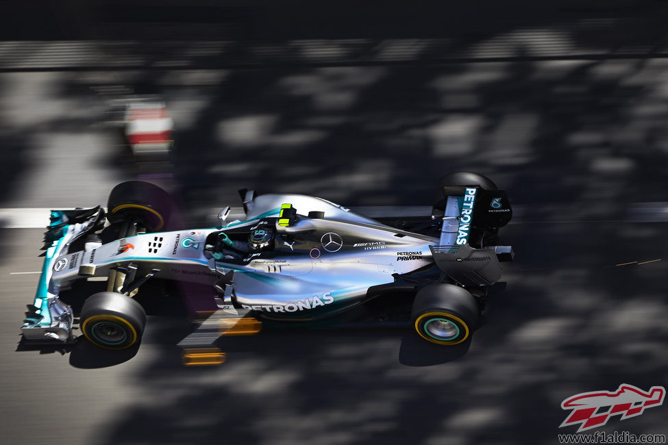 Nico Rosberg pilota en las calles del Principado