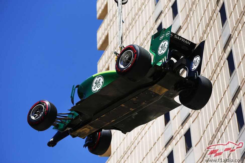 La grúa retira el coche de Marcus Ericsson