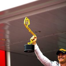 Nico Rosberg alza su trofeo de ganador