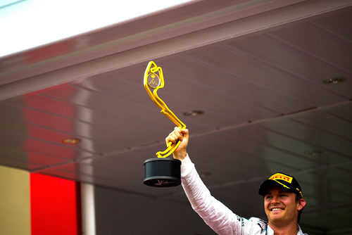 Nico Rosberg alza su trofeo de ganador