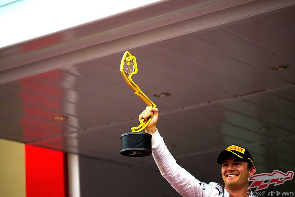 Nico Rosberg alza su trofeo de ganador
