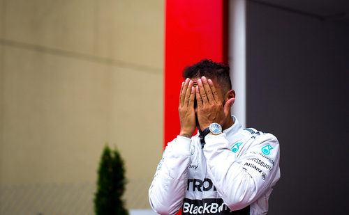 Muestras de cansancio en Lewis Hamilton