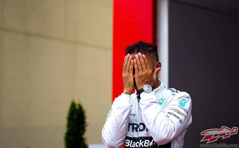 Muestras de cansancio en Lewis Hamilton