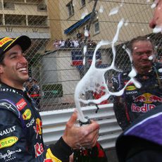 Daniel Ricciardo descorcha el champán en Mónaco