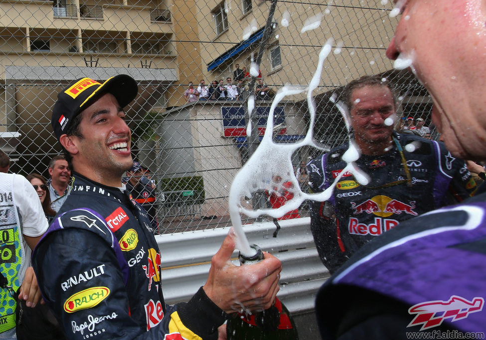 Daniel Ricciardo descorcha el champán en Mónaco