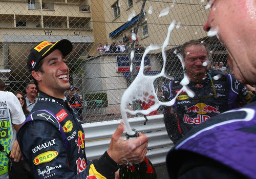 Daniel Ricciardo descorcha el champán en Mónaco