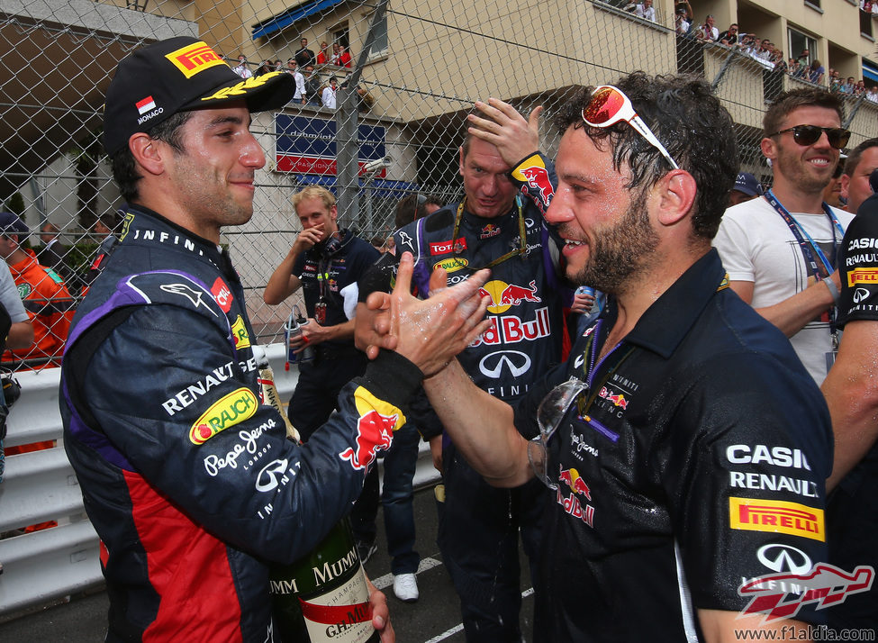 Daniel Ricciardo y Red Bull celebran el tercer puesto